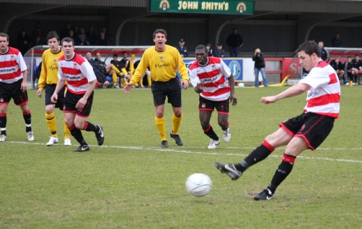 Bobby Traynor converts the penalty