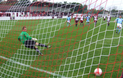 Bobby Traynor converts the penalty