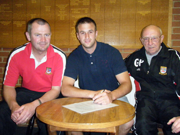 Rob Tolfrey signing his deal with the club